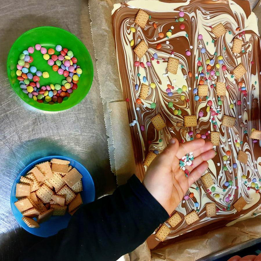 Für den Adventsbasar wurden leckere Süßigkeiten hergestellt. Foto: Tagesstätte Borchersweg