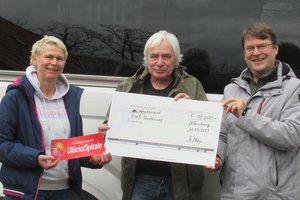 Freuen sich über die Spenden für den neuen Bus (von links): Petra Rusche (Sozialassistentin), Heiko Meyer (Kassenwart des Fördervereins), rechts Hartmud Ennen (Heilerziehungspfleger und Gruppenleiter). Foto: Tagestätte Borchersweg